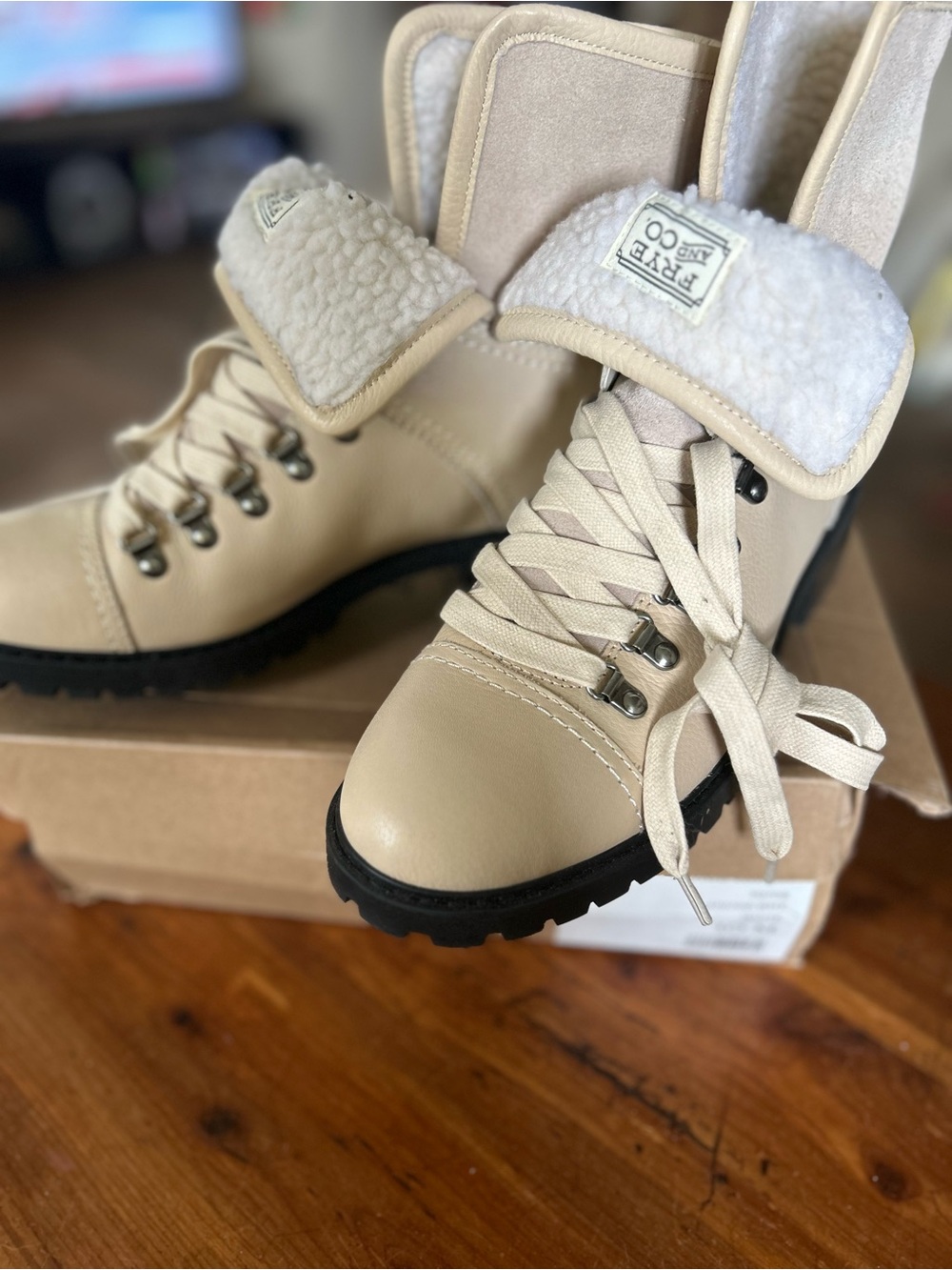 FRYE AND CO. Cream Lace-Up Sherpa Boots